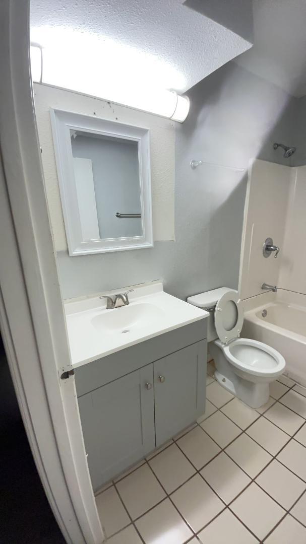 Building Photo - 2408 Longview St