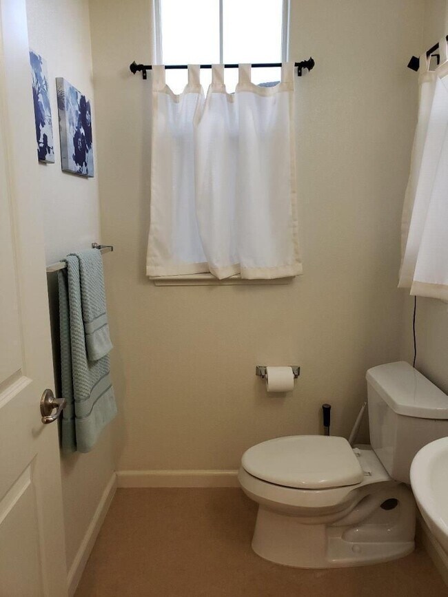 Building Photo - Exceptional 3 Bed 2.5 Bath Townhome in Mor...