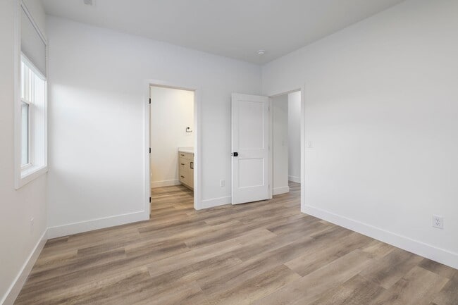 Building Photo - 4607 Pine Crest Dr