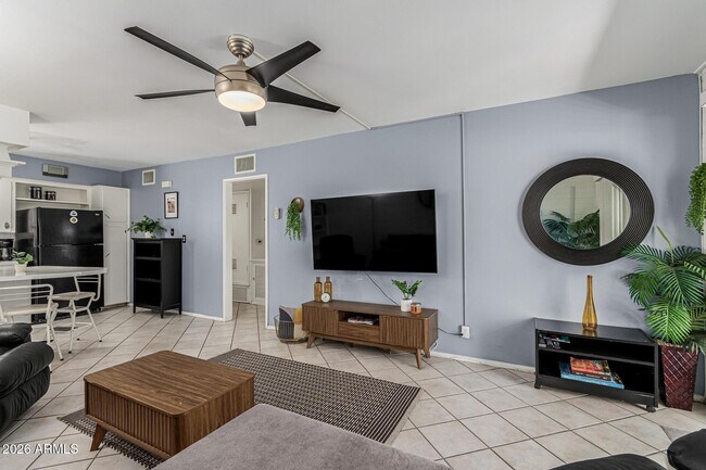 Building Photo - 6824 E 2nd St