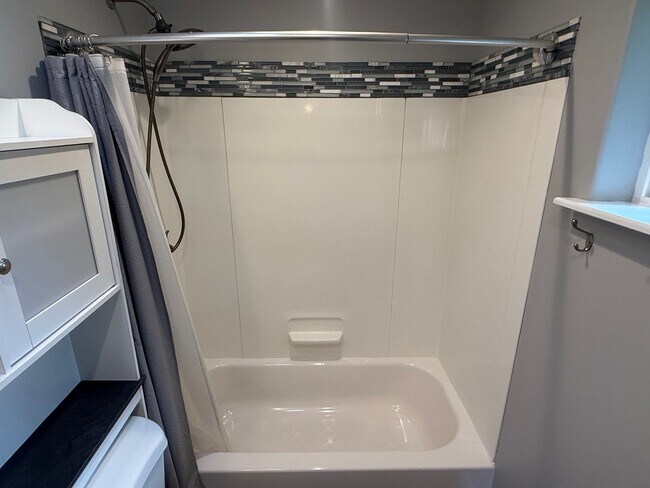 Building Photo - Fully Renovated 1-Bedroom Duplex with Large Outdoor Patio in Martinez