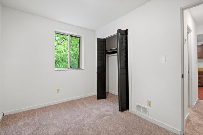 Building Photo - Ready for mid-May, don't miss this SPACIOUS 2-bedroom in the heart of Crafton!