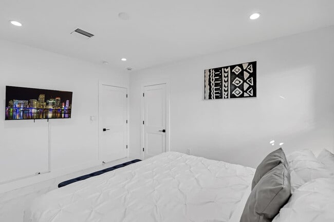 Building Photo - 17835 NE 6th Ave