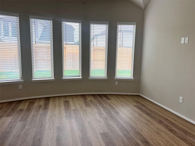 Building Photo - 8420 Int'l Fls Dr