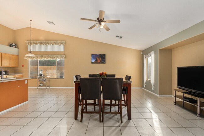 Building Photo - Spectacular 5 bdrm Home, OFFERS SOLAR ELECTRIC!