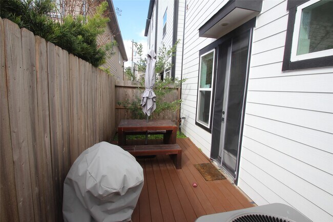 Building Photo - 861 Fisher St