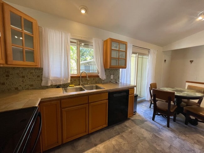 Building Photo - Honokowai Two Bedroom Furnished Home