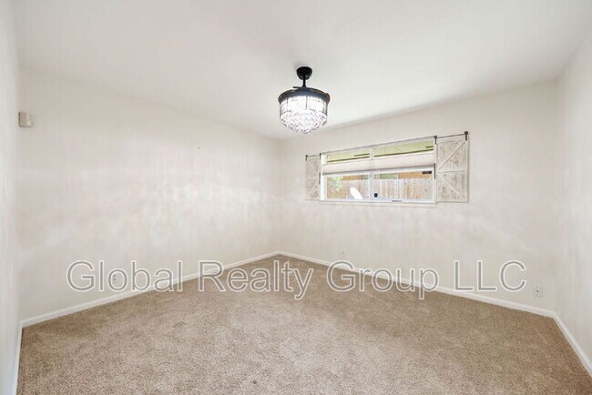 Building Photo - 425 Crestwind Dr
