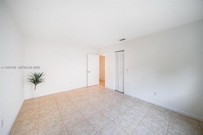 Building Photo - 107 SE 5th St