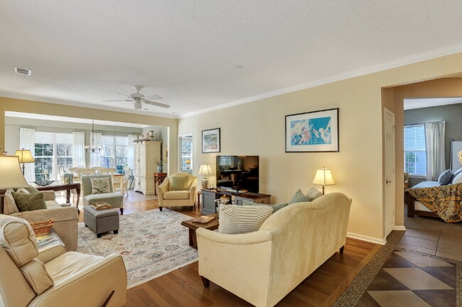 Building Photo - Charming 2-Bedroom, Plus Den Home with 2 F...