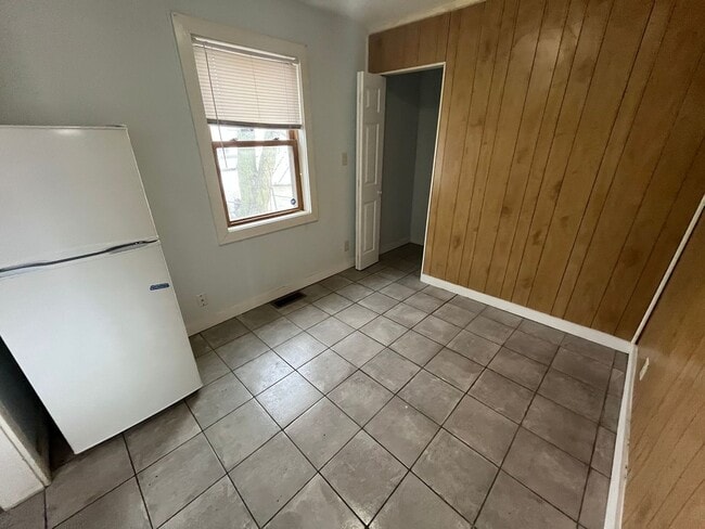 Building Photo - 1 Bedroom W/ Loft Area