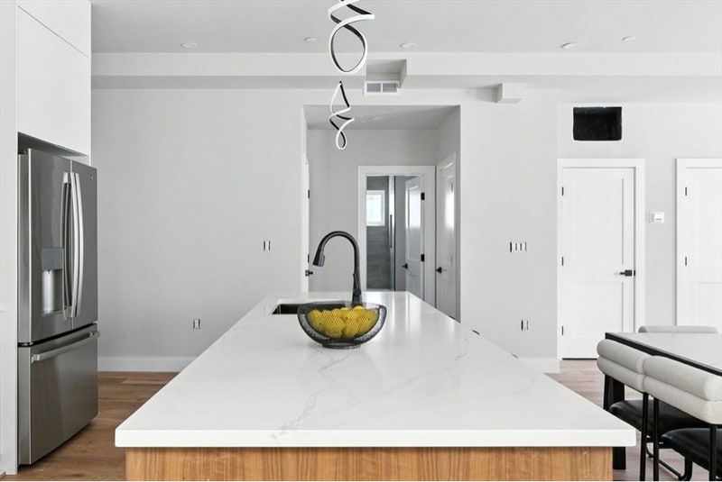 Building Photo - 34 Woodford St