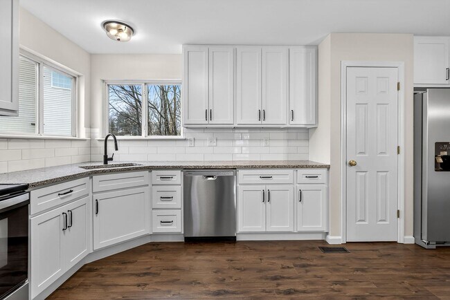 Building Photo - NEWLY RENOVATED HOME