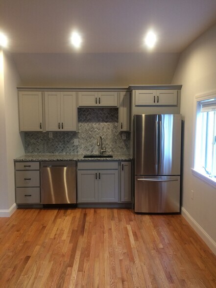 Building Photo - 10 Beehive Dr