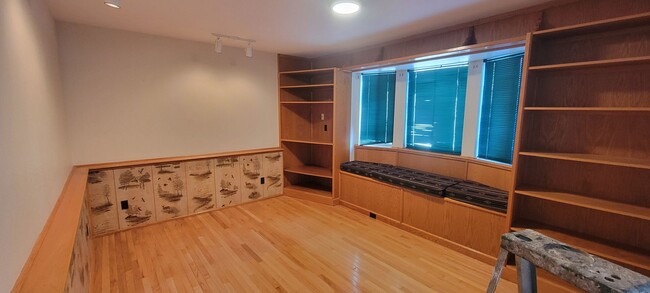 Building Photo - 4 Bedroom Home with Large Shop