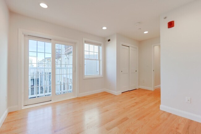 Building Photo - 375 Dorchester St