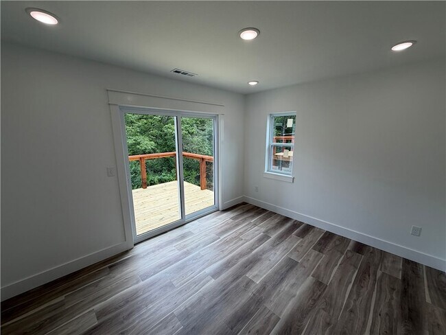 Building Photo - 916 N Sang Ave
