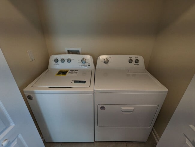 Building Photo - REDUCED RATE ON THIS 18mo LEASE (15mo & 12mo also available) AND WAIVED $250 Admin Fee (app. fee ...