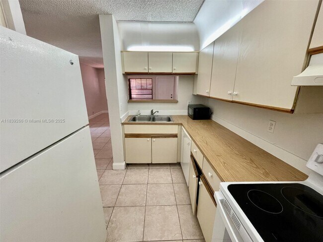 Building Photo - 2624 Riverside Dr