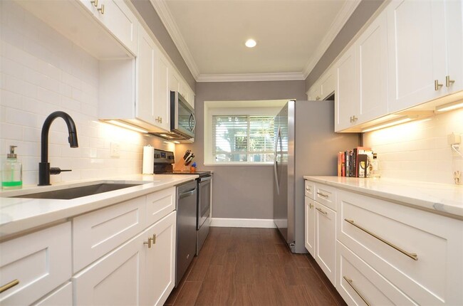 Building Photo - 6310 Chevy Chase Dr