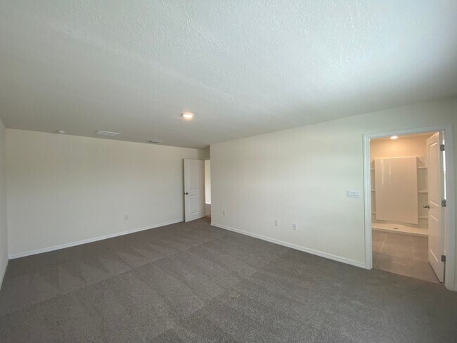 Building Photo - Avalon Woods 4/3/2 ***WON'T LAST***
