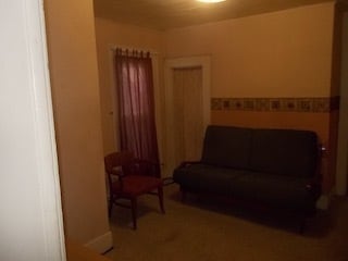 Middle room SE corner, closet door - 922 E Main St