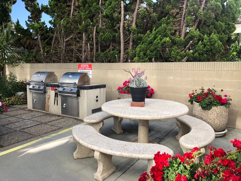 Shared patio & BBQ area - 2601 E Ocean Blvd