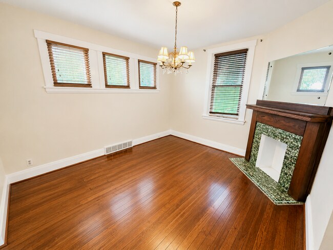 Building Photo - 2219 Edgebrook Ave