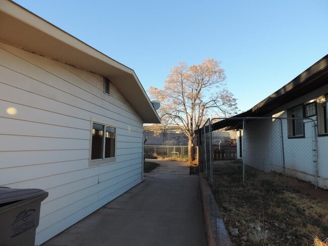 Building Photo - Dog Friendly - 4 Bedroom with Granite Counter tops.