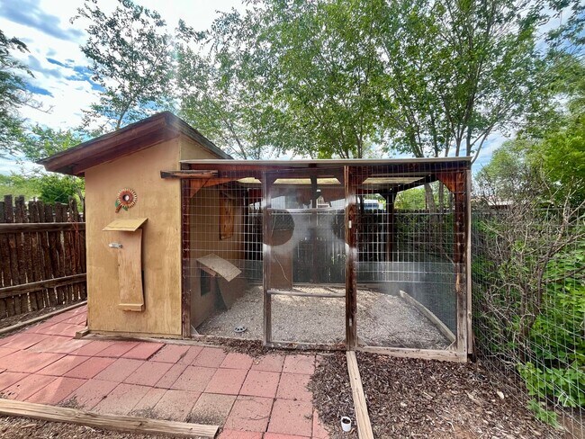 Building Photo - Gorgeous and Quiet 4 Bedroom 2.5 Bathroom ...