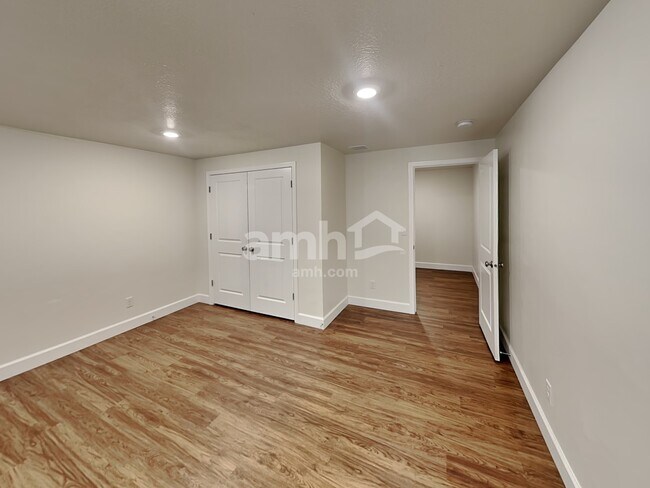 Building Photo - 3003 E S Village Dr