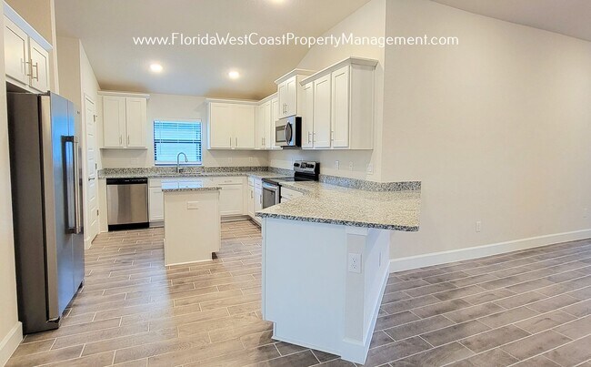 Building Photo - IMPRESSIVE  4 BED/3 BATH HOME WITH LARGE F...