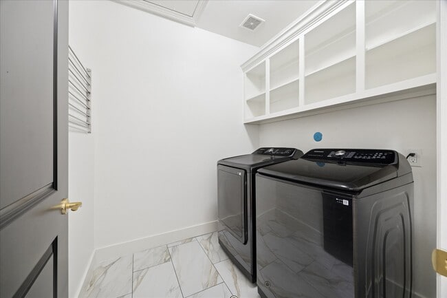 Building Photo - 5406 Darling St