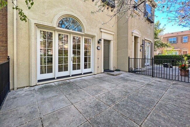 Building Photo - Spacious Tri-Level Home - Great Downtown S...