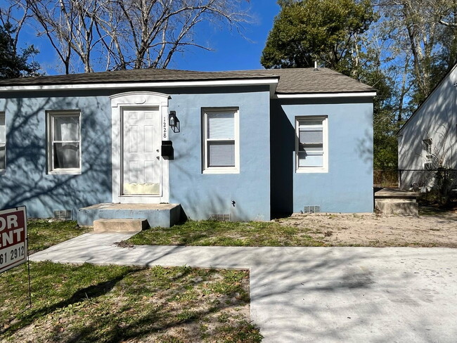 Building Photo - Available March 10th! Charming 2BR/1BA Duplex