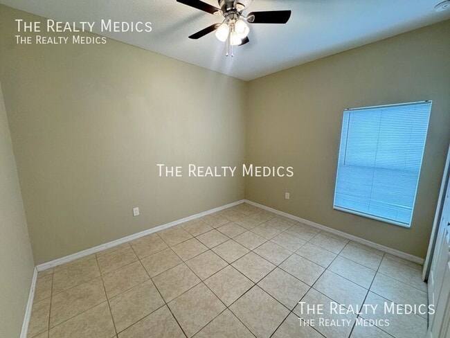 Building Photo - 548 Albatross Dr