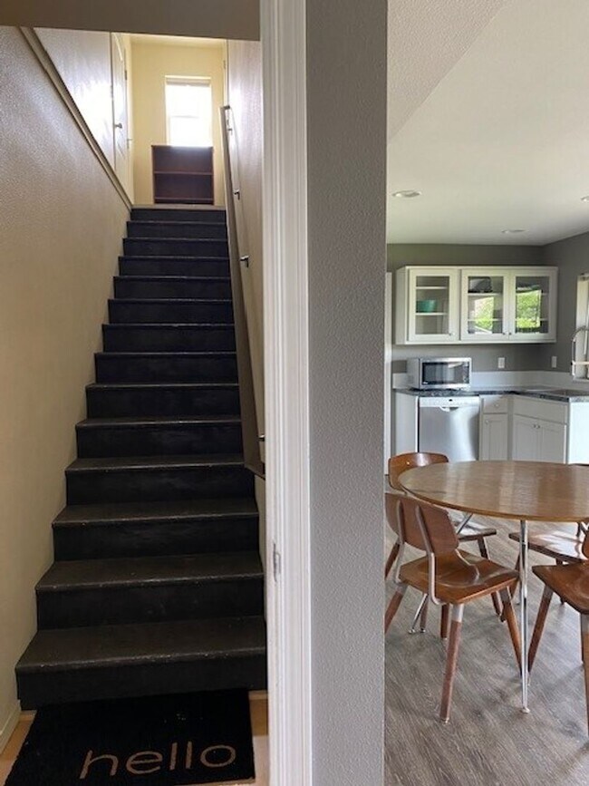 Building Photo - 3950 NE Vista del Rey Dr