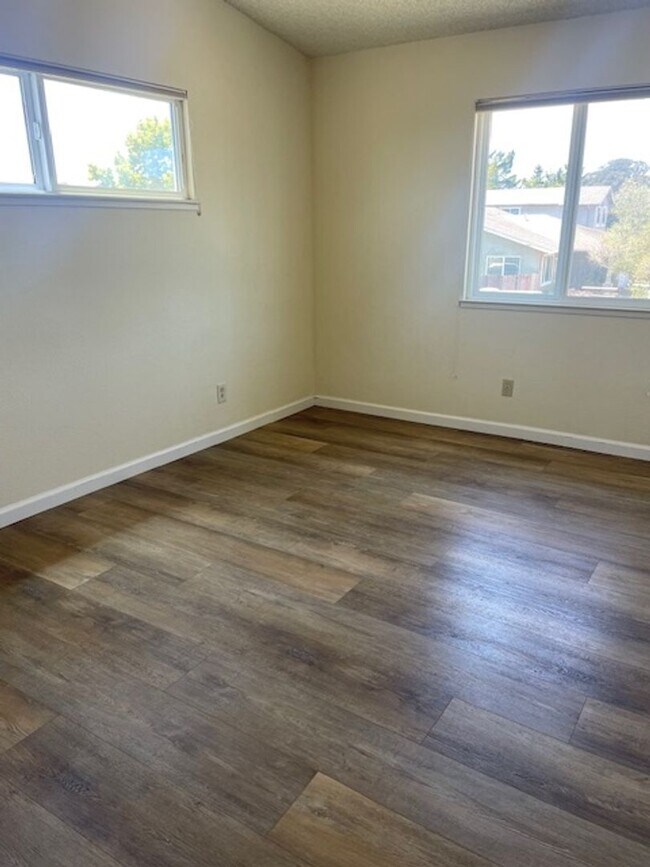 Building Photo - Four bedroom two and half bath on the uppe...
