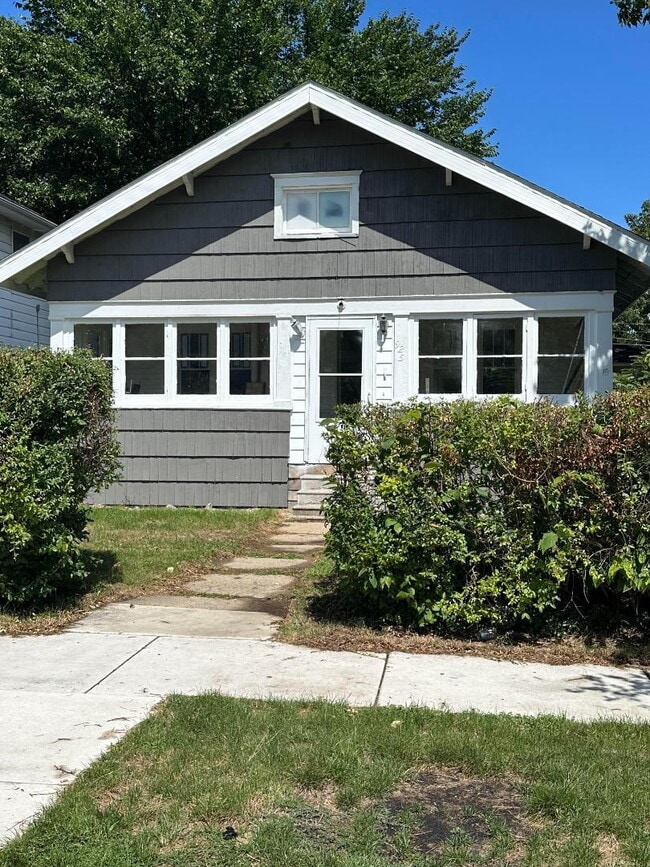 Building Photo - Renovated 4 bedroom/1bath available 10/1/25
