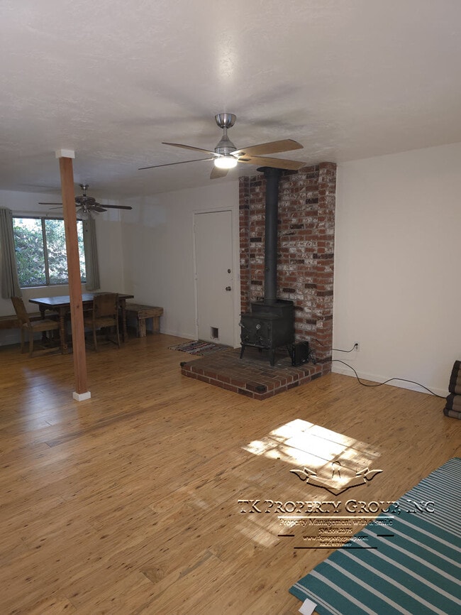Building Photo - 16048 Mountain View Dr