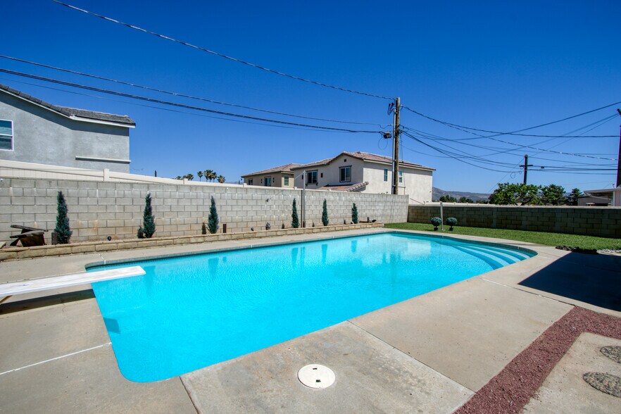 Building Photo - 1034 Thompson Ave N