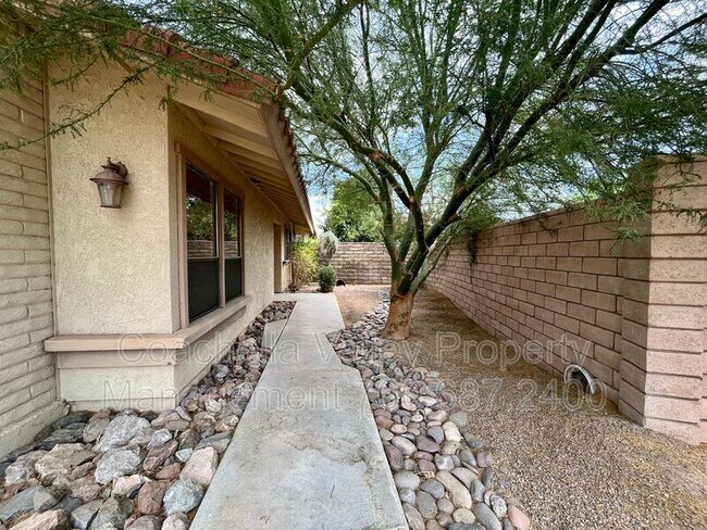 Building Photo - 40120 Sagewood Dr