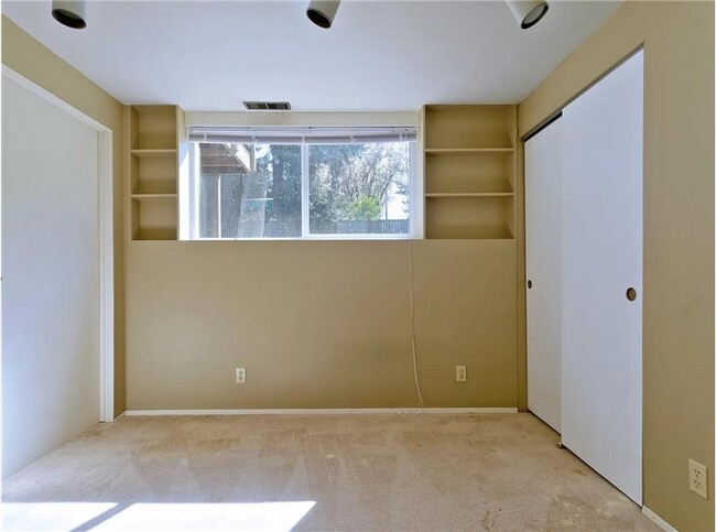 Building Photo - 13819 NE 73rd Pl
