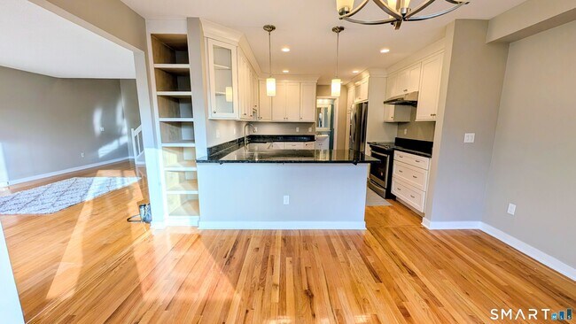 Building Photo - 10 Ledgewood Dr