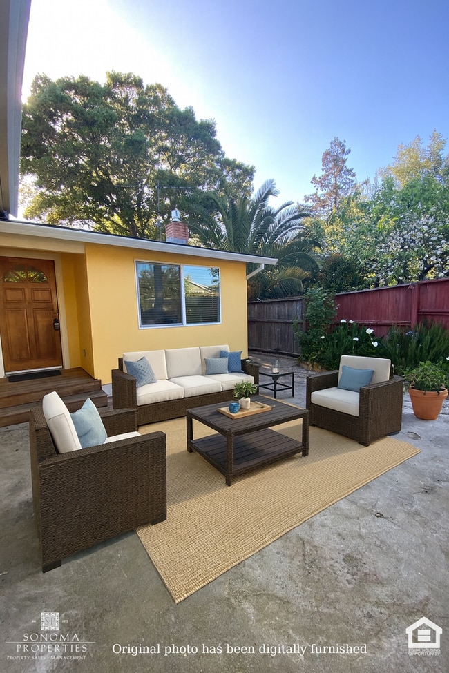 Building Photo - Bright & Cheery 2 Bedroom Home