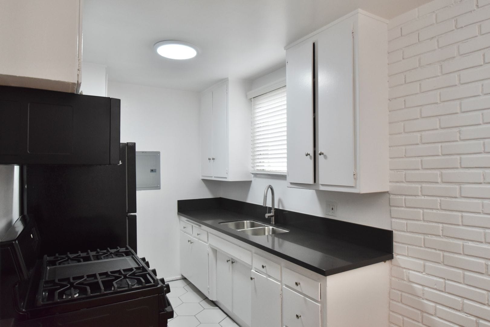 Building Photo - 11143 Aqua Vista St