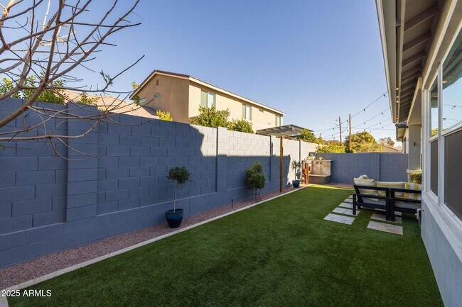 Building Photo - 1336 E Sierra Vis Dr