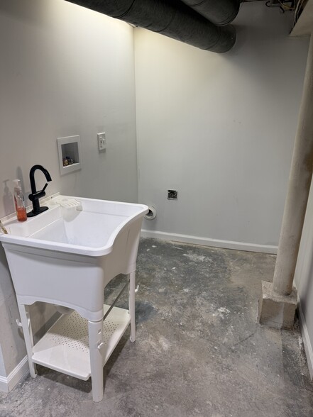 Building Photo - 2031 Carpenter Dr