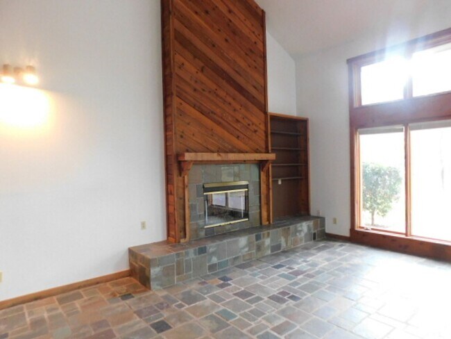 Building Photo - 20 Toppin Dr