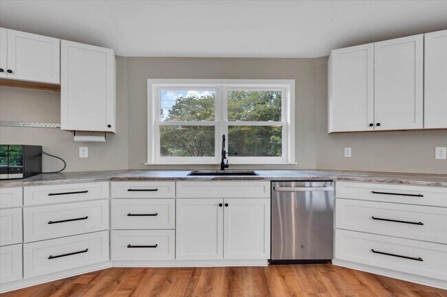 Building Photo - 3202 Mathews Ln